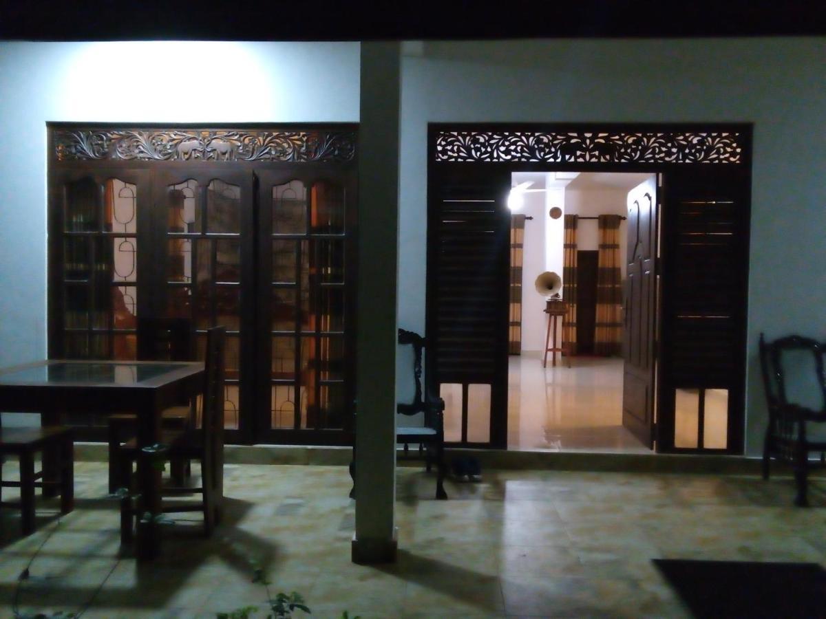 Sinhagiri Hotel & Restaurant Tangalle Exterior photo